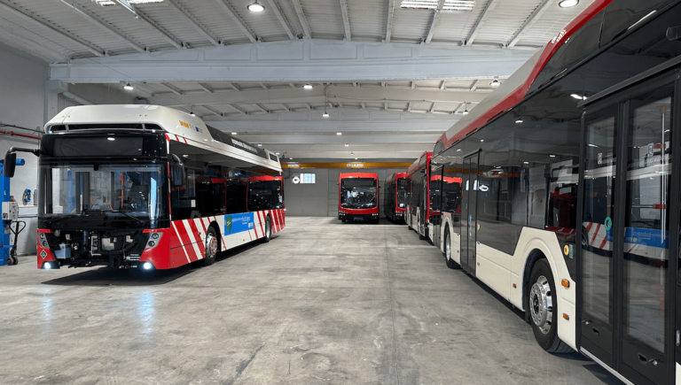 Autobuses en el taller de Consman en Tarragona